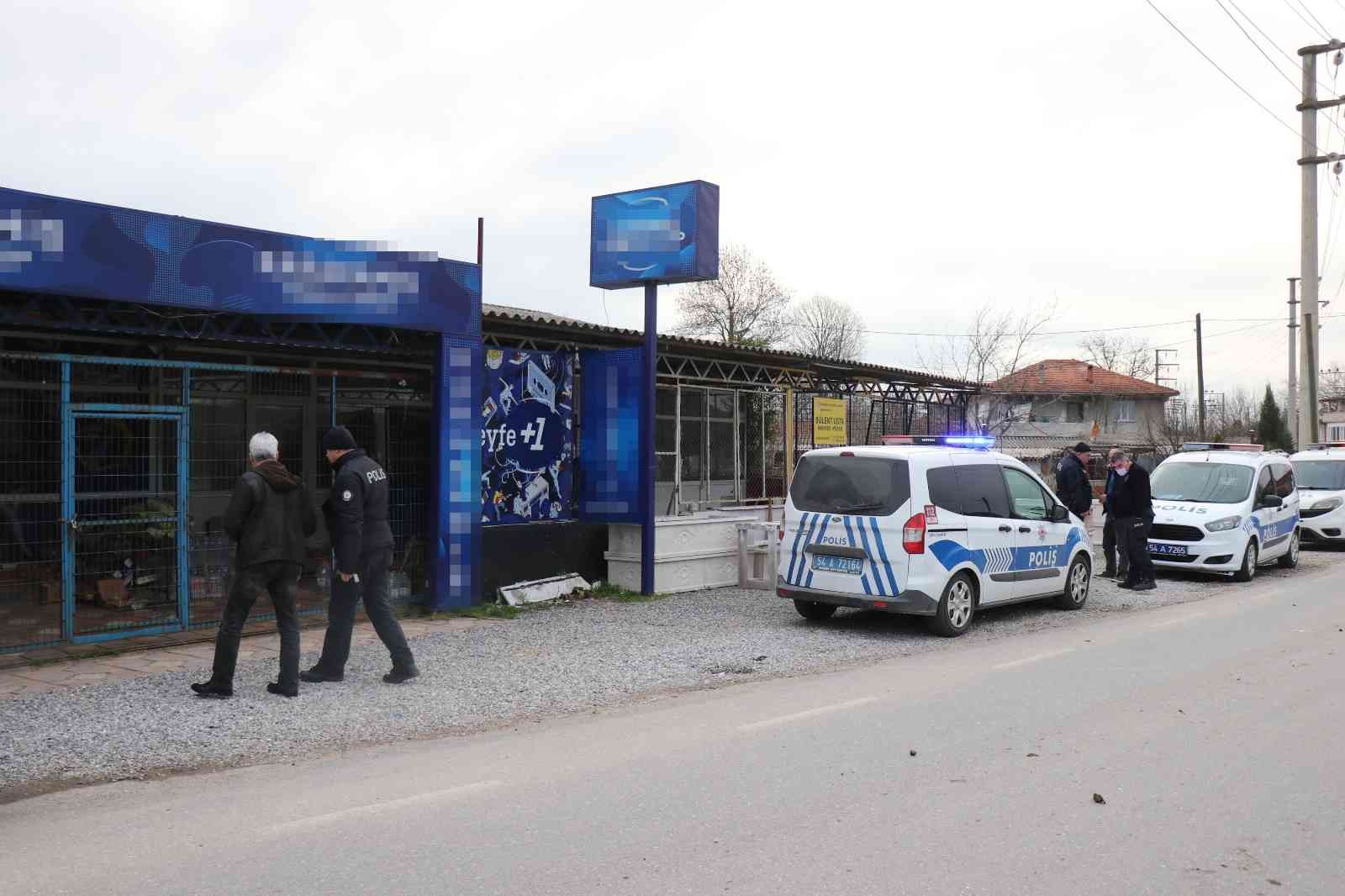 Sakarya’nın Adapazarı ilçesinde cadde üzerinde dolmuş beklediği öğrenilen bir kişi otomobilden açılan ateş neticesinde yaralandı. Yaralı ...