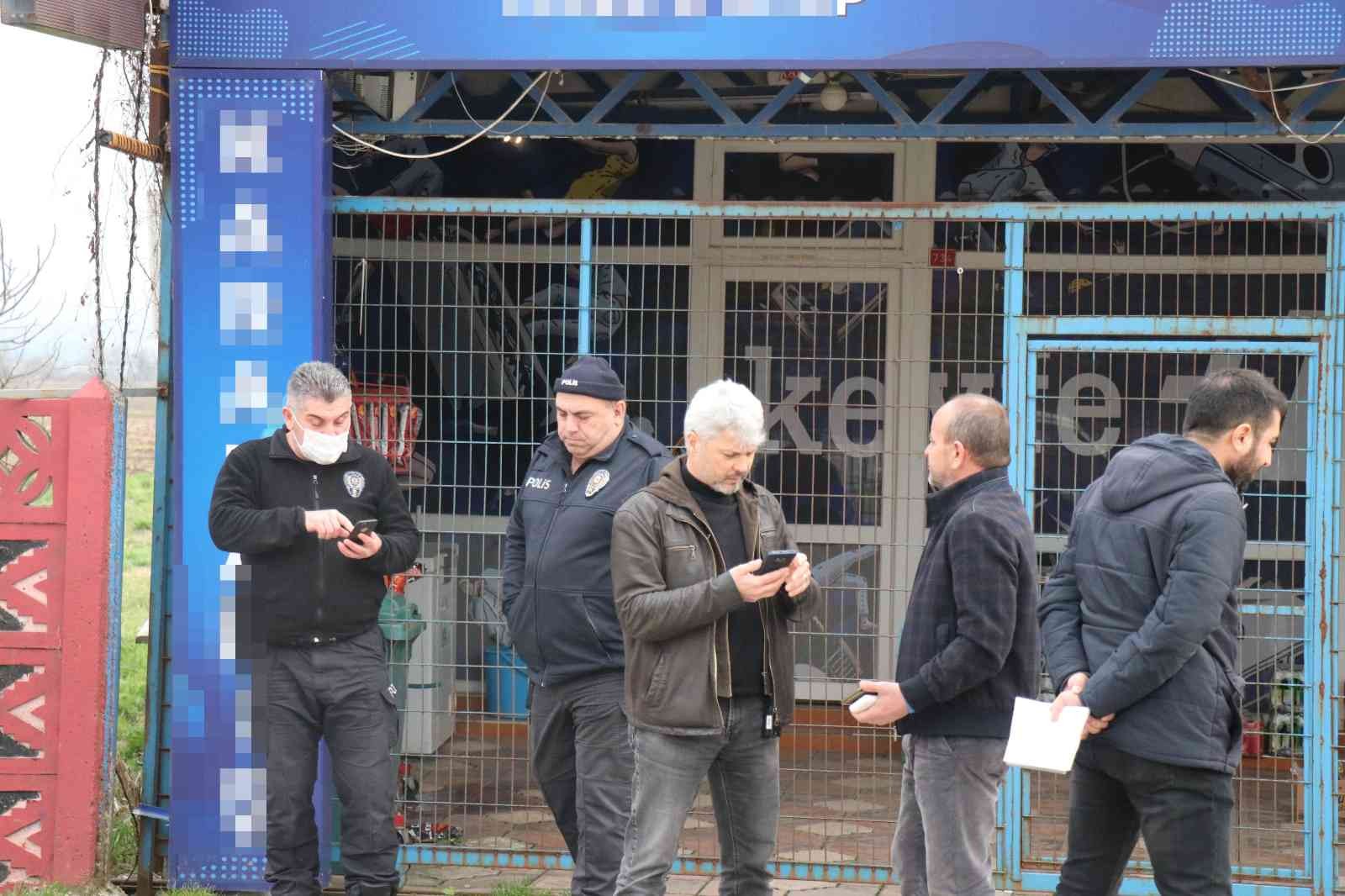 Sakarya’nın Adapazarı ilçesinde cadde üzerinde dolmuş beklediği öğrenilen bir kişi otomobilden açılan ateş neticesinde yaralandı. Yaralı ...