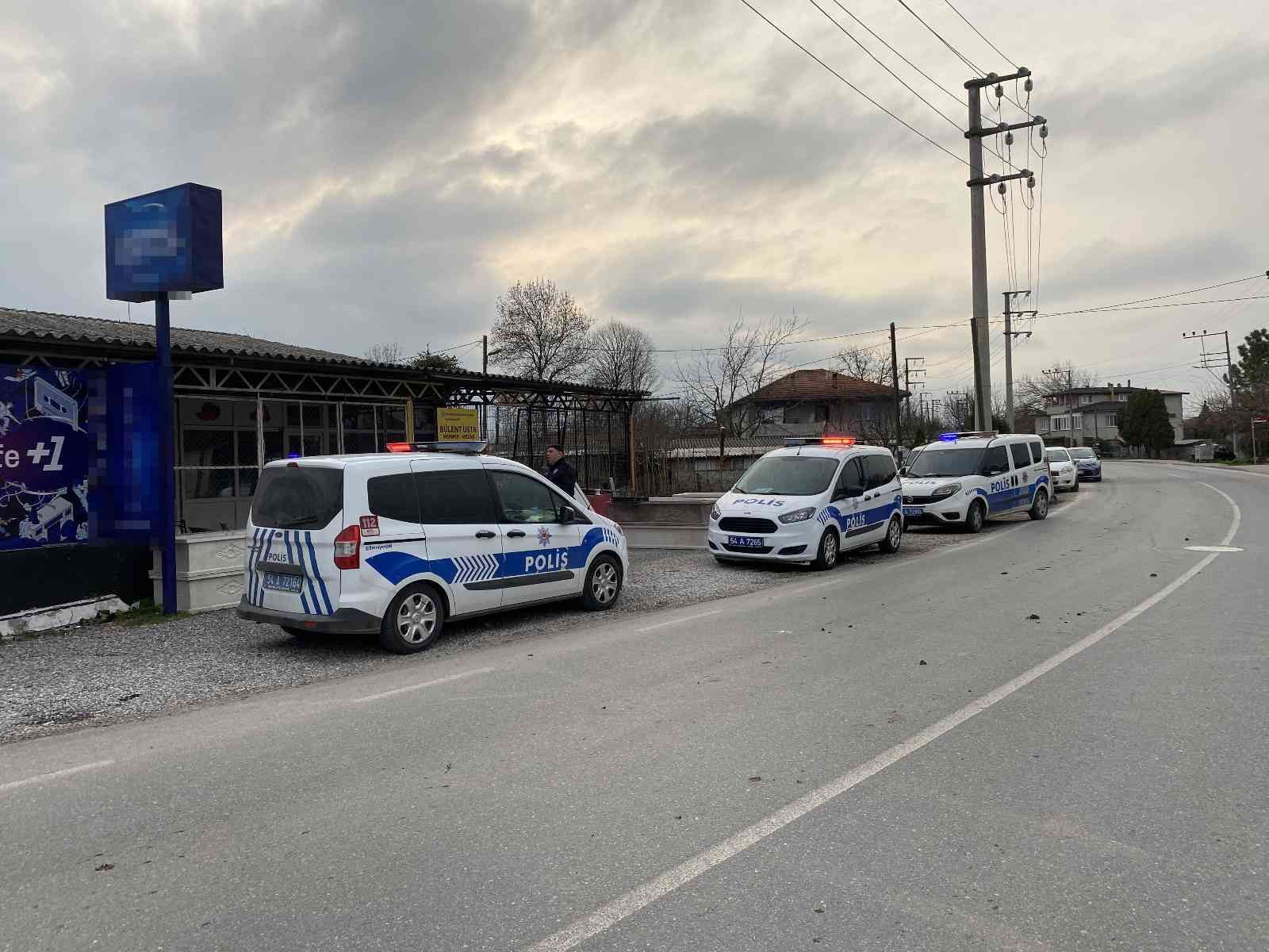 Sakarya’nın Adapazarı ilçesinde cadde üzerinde dolmuş beklediği öğrenilen bir kişi otomobilden açılan ateş neticesinde yaralandı. Yaralı ...