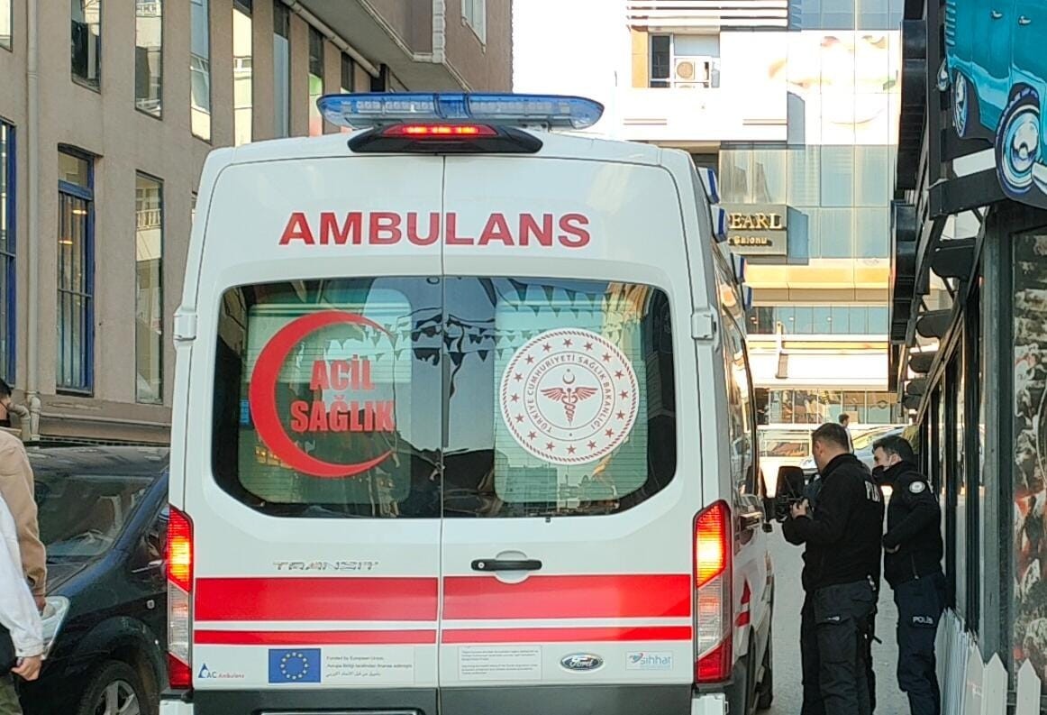 Kocaeli’nin Gebze ilçesinde iş yerinin camını silerken 4 metre yükseklikten aşağıya düşen kadın yaralandı. Olay, Gebze ilçesi Hacıhalil Mahallesi ...