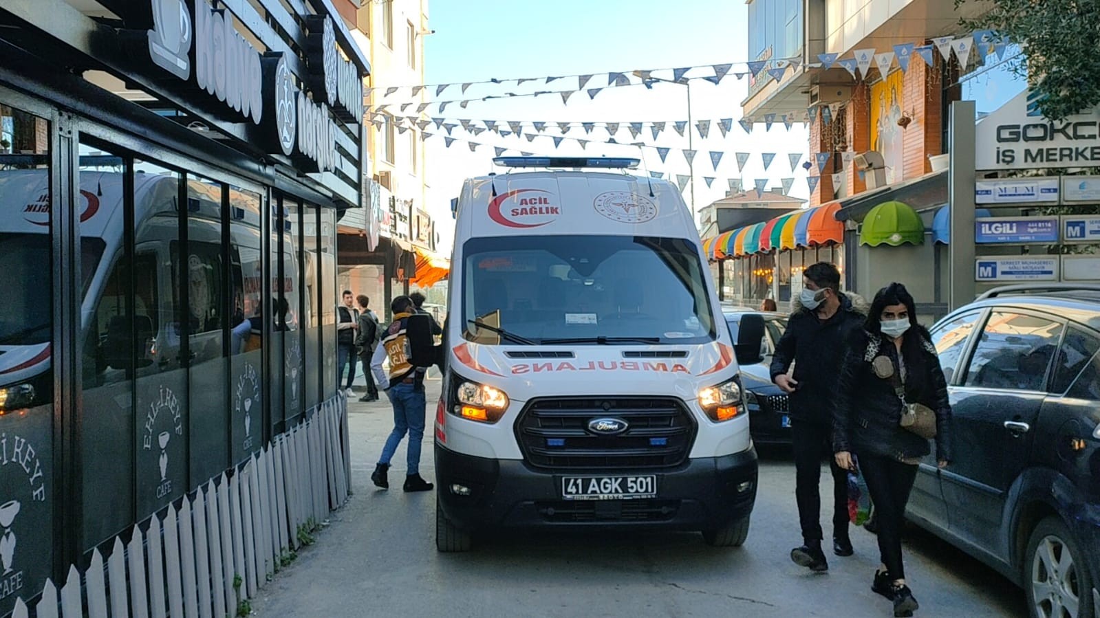 Kocaeli’nin Gebze ilçesinde iş yerinin camını silerken 4 metre yükseklikten aşağıya düşen kadın yaralandı. Olay, Gebze ilçesi Hacıhalil Mahallesi ...