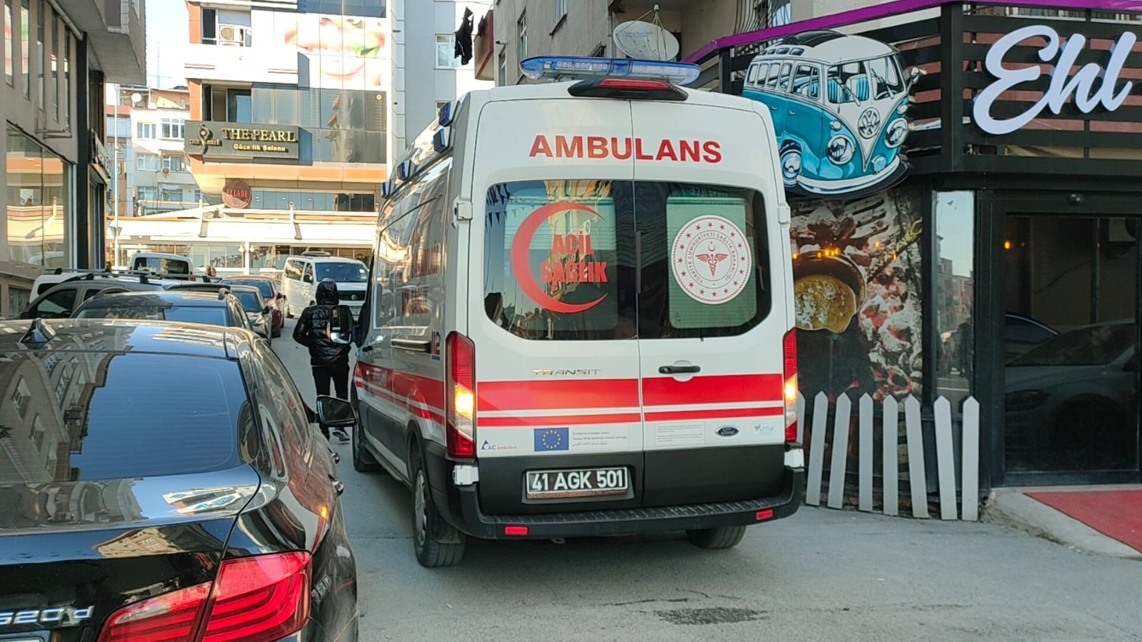 Kocaeli’nin Gebze ilçesinde iş yerinin camını silerken 4 metre yükseklikten aşağıya düşen kadın yaralandı. Olay, Gebze ilçesi Hacıhalil Mahallesi ...