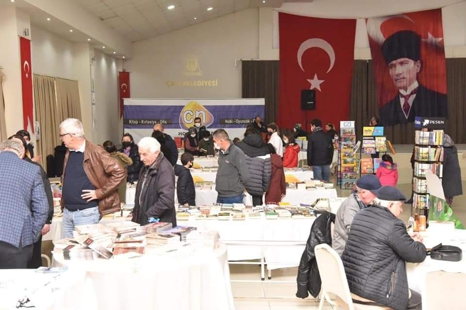 Kitap fuarı, son gününde vatandaşların yoğun ilgisiyle sona erdi. Kitap fuarına Çan ve Yenice bölgesinin yazarları olan Mustafa Orakçı, Hamza ...