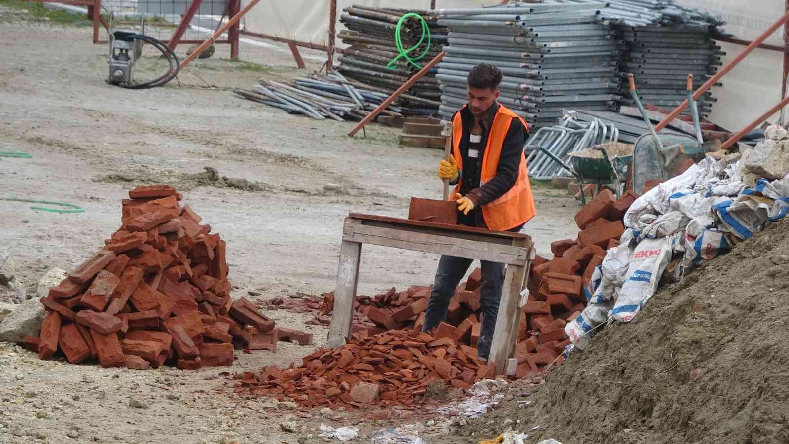 Çanakkale’de, tarihi Gelibolu Yarımadası’nda yer alan Namazgah Tabyası’nın sur duvarlarının restorasyon çalışmaları sırasında, Çanakkale ...