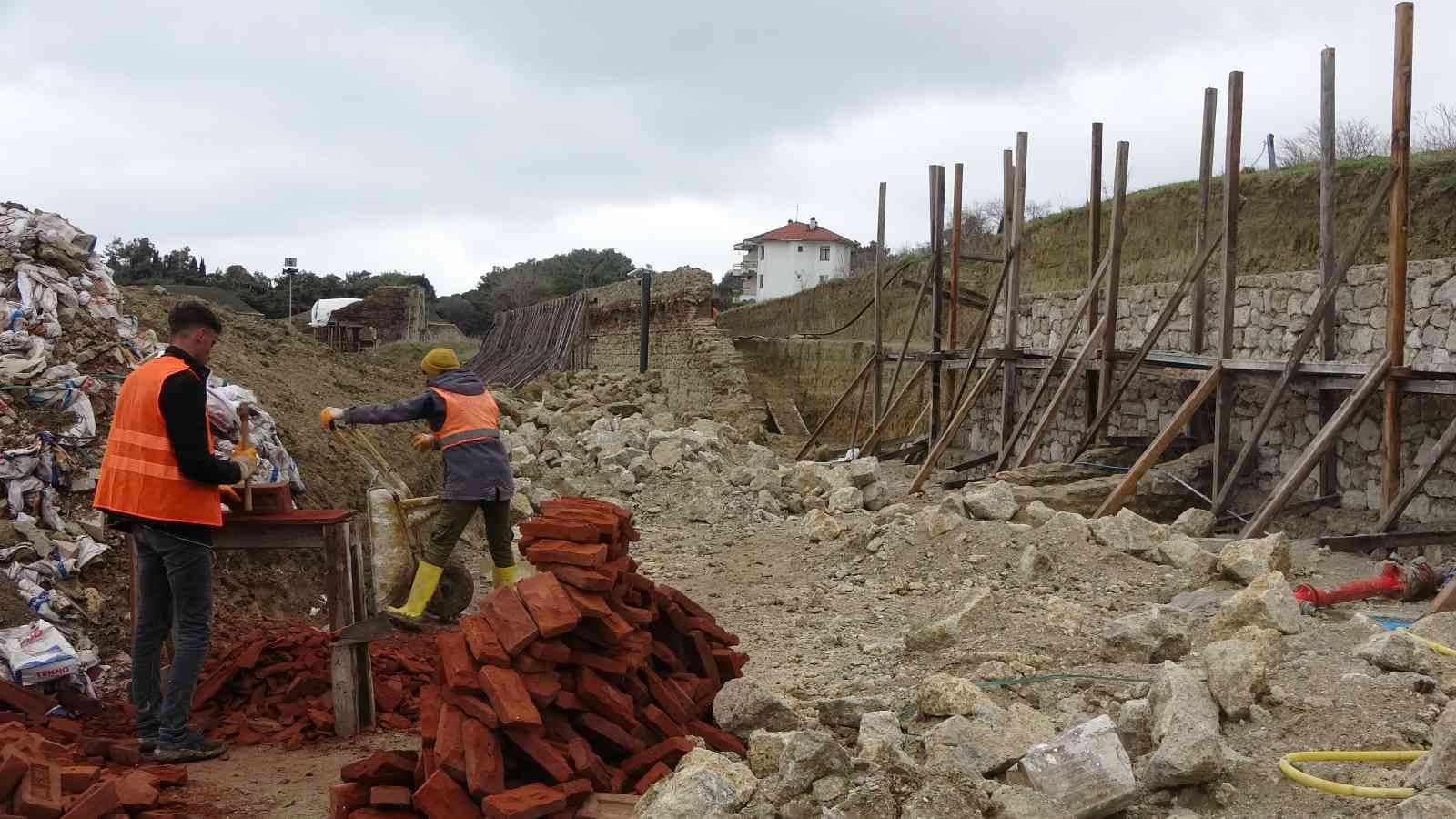 Çanakkale’de, tarihi Gelibolu Yarımadası’nda yer alan Namazgah Tabyası’nın sur duvarlarının restorasyon çalışmaları sırasında, Çanakkale ...