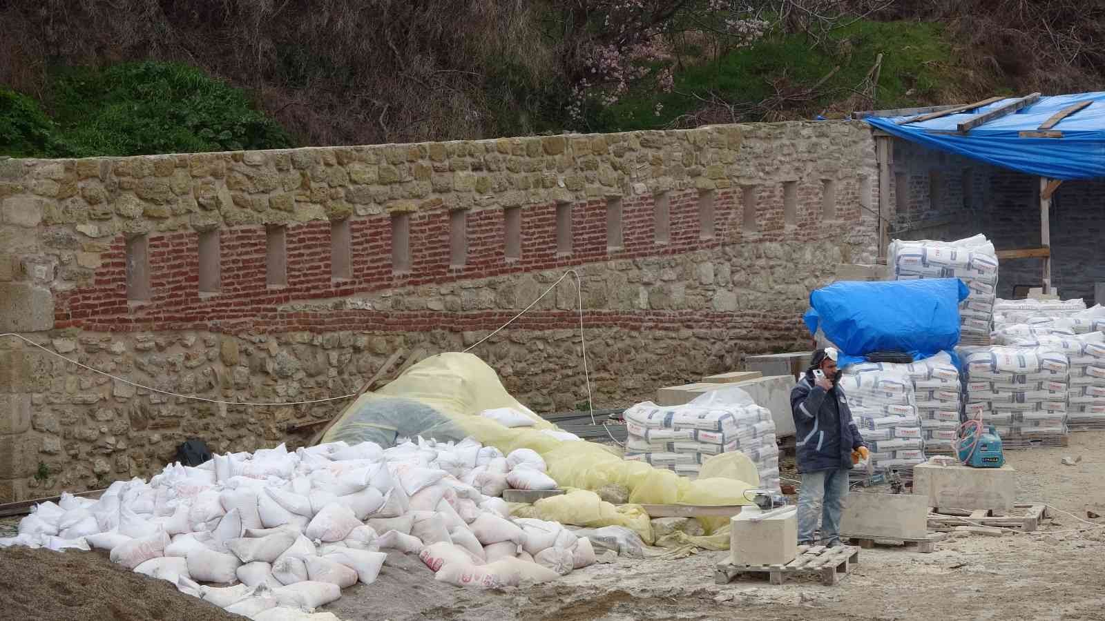 Çanakkale’de, tarihi Gelibolu Yarımadası’nda yer alan Namazgah Tabyası’nın sur duvarlarının restorasyon çalışmaları sırasında, Çanakkale ...