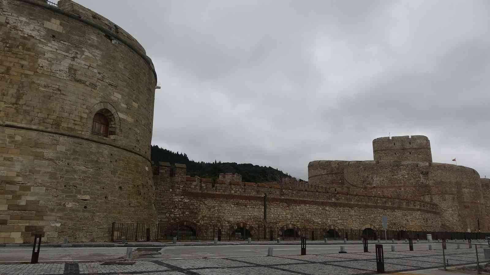 Çanakkale’de, tarihi Gelibolu Yarımadası’nda yer alan Namazgah Tabyası’nın sur duvarlarının restorasyon çalışmaları sırasında, Çanakkale ...