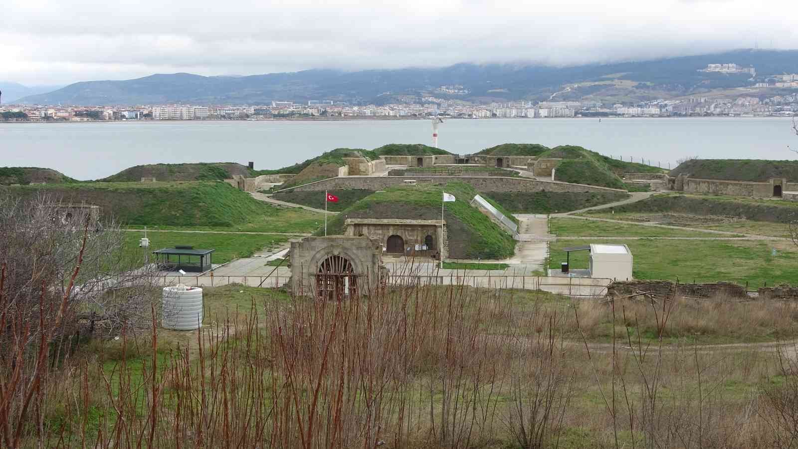 Çanakkale’de, tarihi Gelibolu Yarımadası’nda yer alan Namazgah Tabyası’nın sur duvarlarının restorasyon çalışmaları sırasında, Çanakkale ...