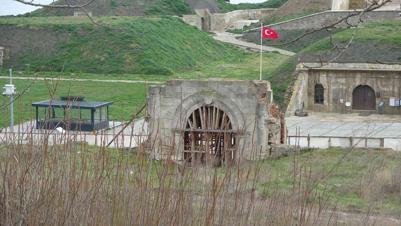 Çanakkale’de, tarihi Gelibolu Yarımadası’nda yer alan Namazgah Tabyası’nın sur duvarlarının restorasyon çalışmaları sırasında, Çanakkale ...