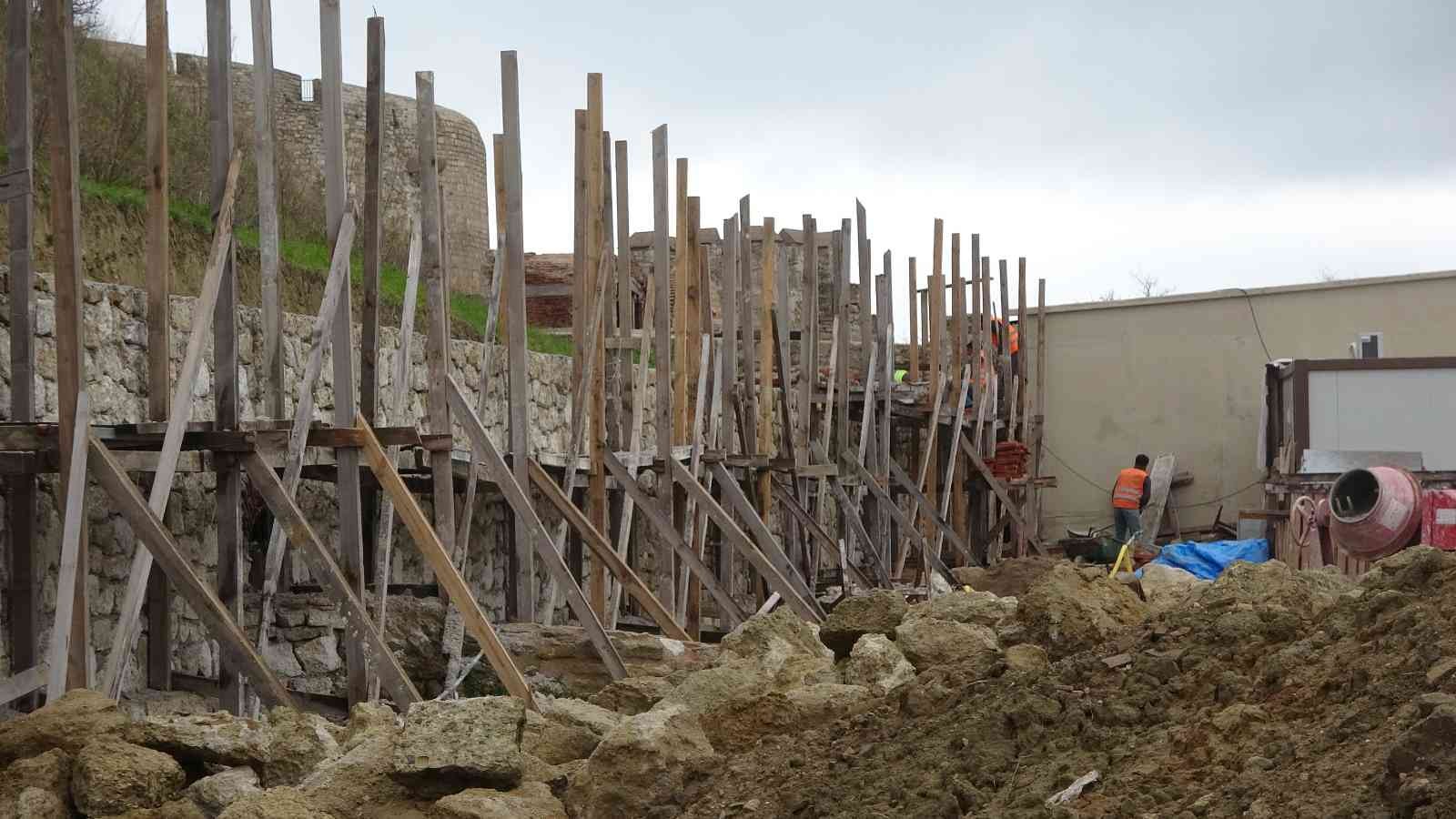 Çanakkale’de, tarihi Gelibolu Yarımadası’nda yer alan Namazgah Tabyası’nın sur duvarlarının restorasyon çalışmaları sırasında, Çanakkale ...