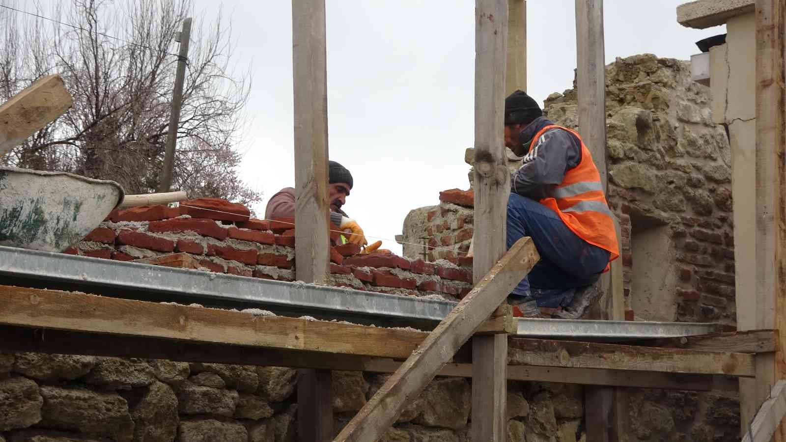 Çanakkale’de, tarihi Gelibolu Yarımadası’nda yer alan Namazgah Tabyası’nın sur duvarlarının restorasyon çalışmaları sırasında, Çanakkale ...