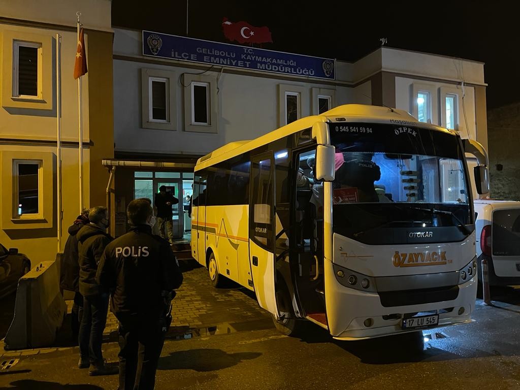 Çanakkale’nin Gelibolu ilçesinde gerçekleştirilen denetimlerde 33 düzensiz göçmen yakalandı. Çanakkale’nin Gelibolu ilçesinde devamlı çevreye ...