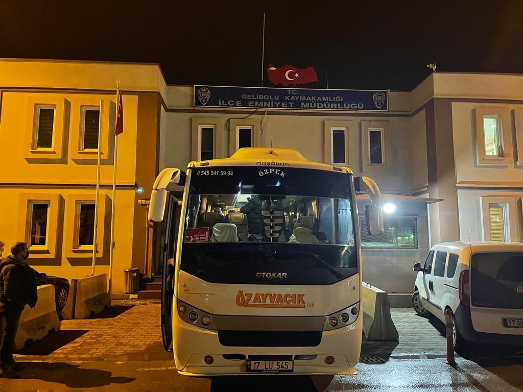 Çanakkale’nin Gelibolu ilçesinde gerçekleştirilen denetimlerde 33 düzensiz göçmen yakalandı. Çanakkale’nin Gelibolu ilçesinde devamlı çevreye ...