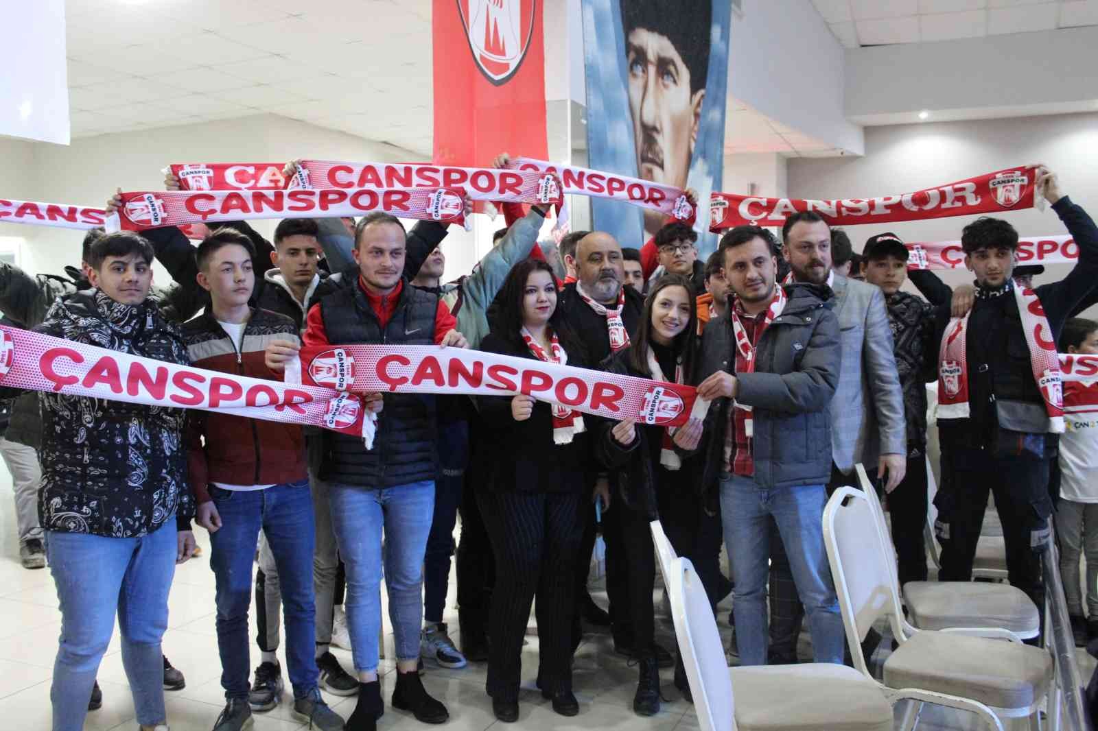 Çanakkale’nin Çan ilçesinde Çanspor’a destek ve dayanışma gecesi düzenlendi. Çan belediyesi düğün salonunda düzenlenen dayanışma ve destek ...