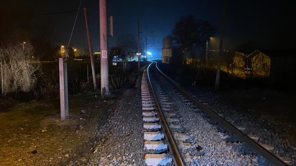 Çatalca’da kamyonet hemzemin geçitte tren yoluna girdiği sırada hareket halindeki yük treniyle çarpıştı. Trenin metrelerce sürüklediği kamyonet ...