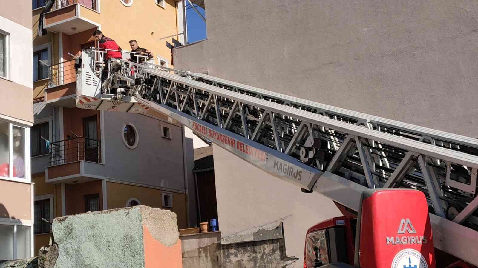 Kocaeli’nin Gebze ilçesinde boşanma aşamasındaki eşi tarafından çocukları ile birlikte eve kilitlenen kadın, itfaiye ekipleri tarafından ...