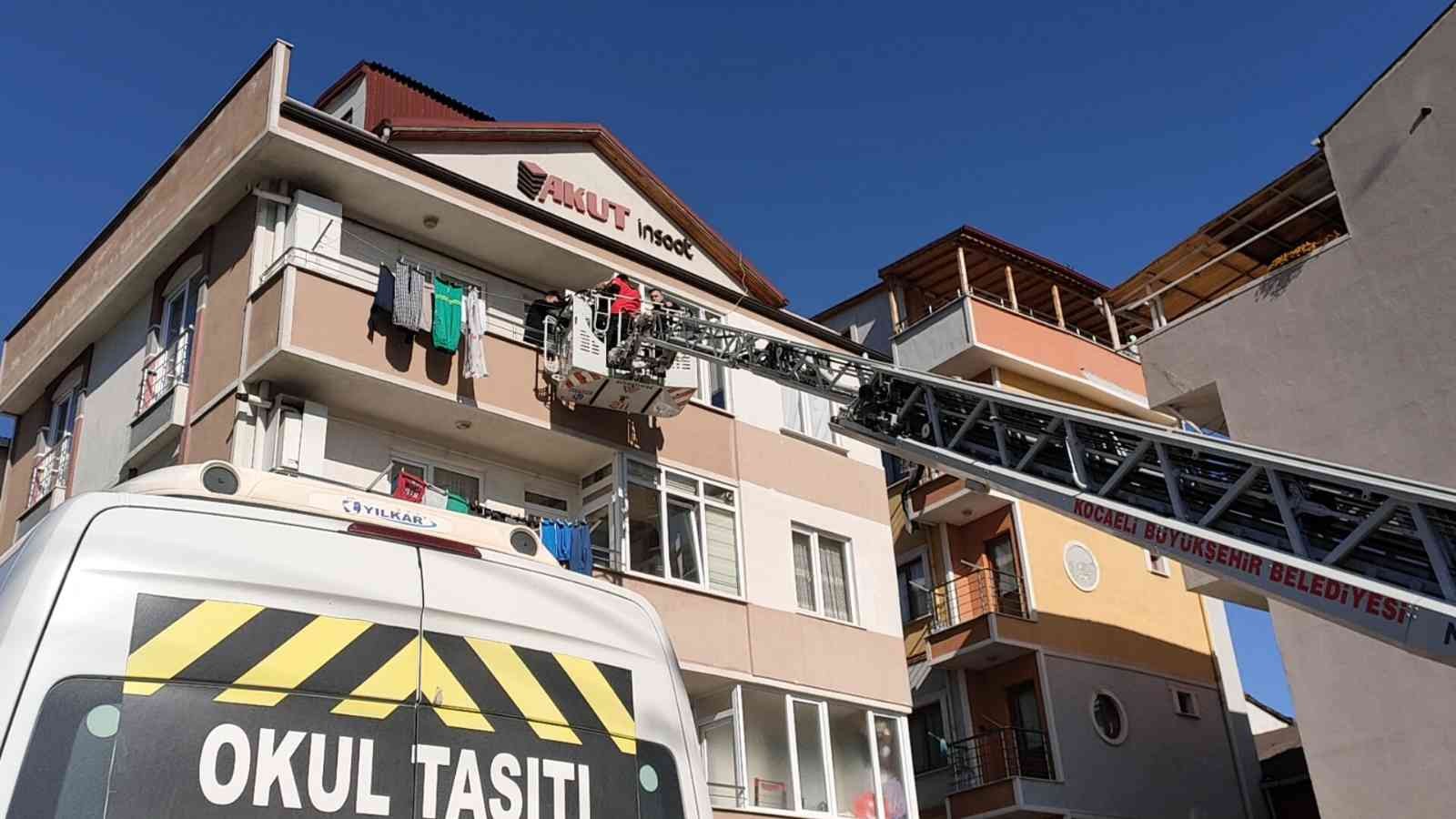 Kocaeli’nin Gebze ilçesinde boşanma aşamasındaki eşi tarafından çocukları ile birlikte eve kilitlenen kadın, itfaiye ekipleri tarafından ...