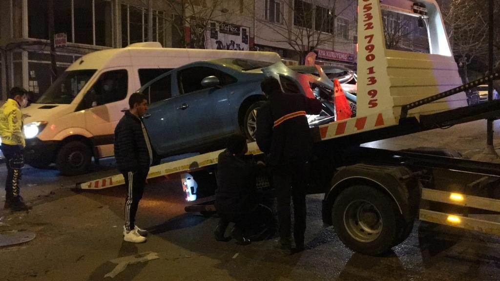 Tekirdağ’ın Çorlu ilçesinde iki aracın çarptığı kazada yaralanan olmazken, olay anı kameraya yansıdı. Aynı noktada daha önce de birçok kazanın ...