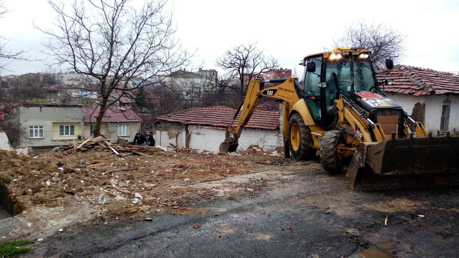 Tekirdağ’ın Çorlu ilçesinde uyuşturucu bağımlılarının uğrak mekanı haline gelen metruk bina, kepçe vasıtasıyla yıkıldı. Hıdırağa Mahallesi Kenar ...