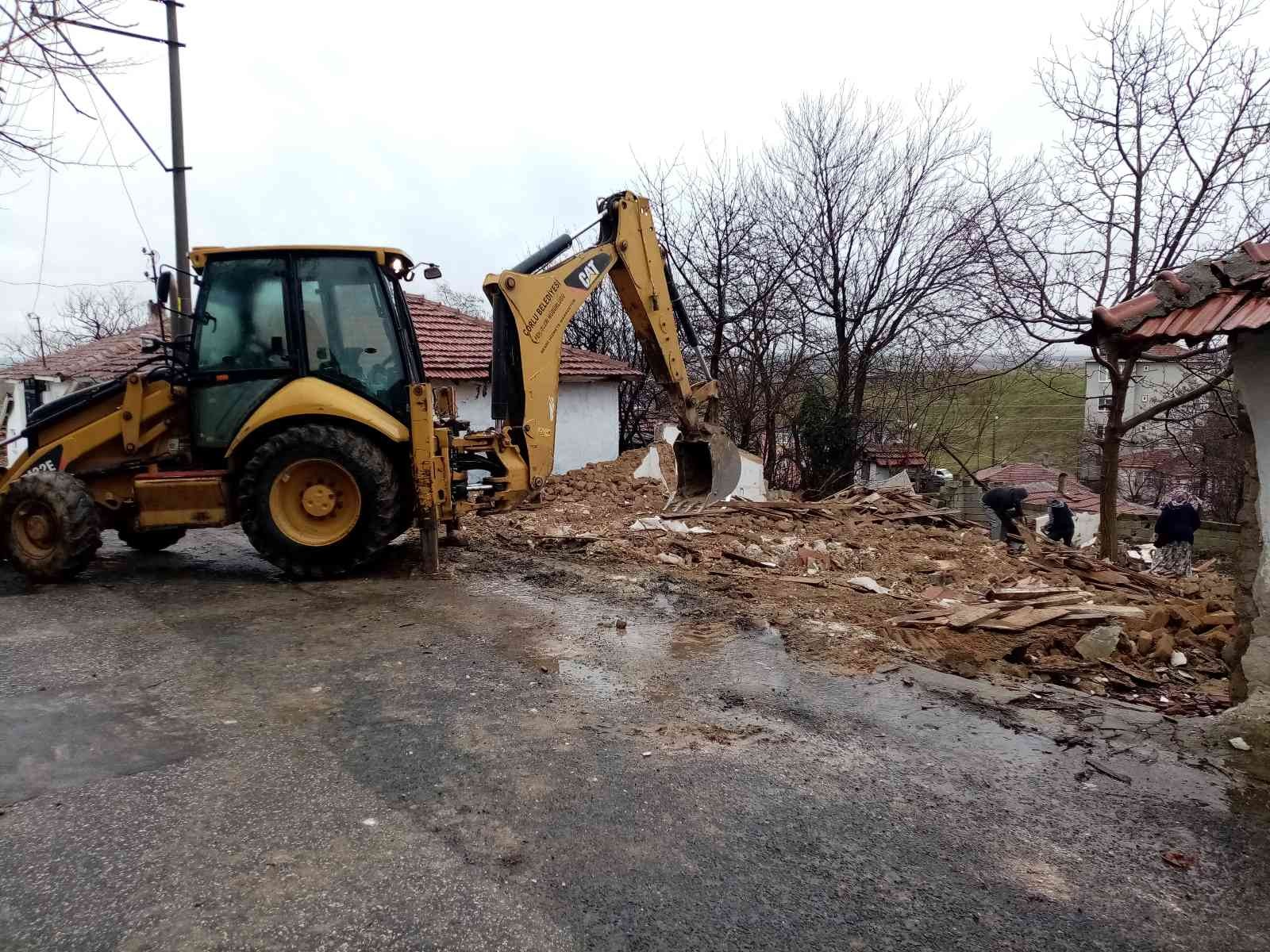 Tekirdağ’ın Çorlu ilçesinde uyuşturucu bağımlılarının uğrak mekanı haline gelen metruk bina, kepçe vasıtasıyla yıkıldı. Hıdırağa Mahallesi Kenar ...