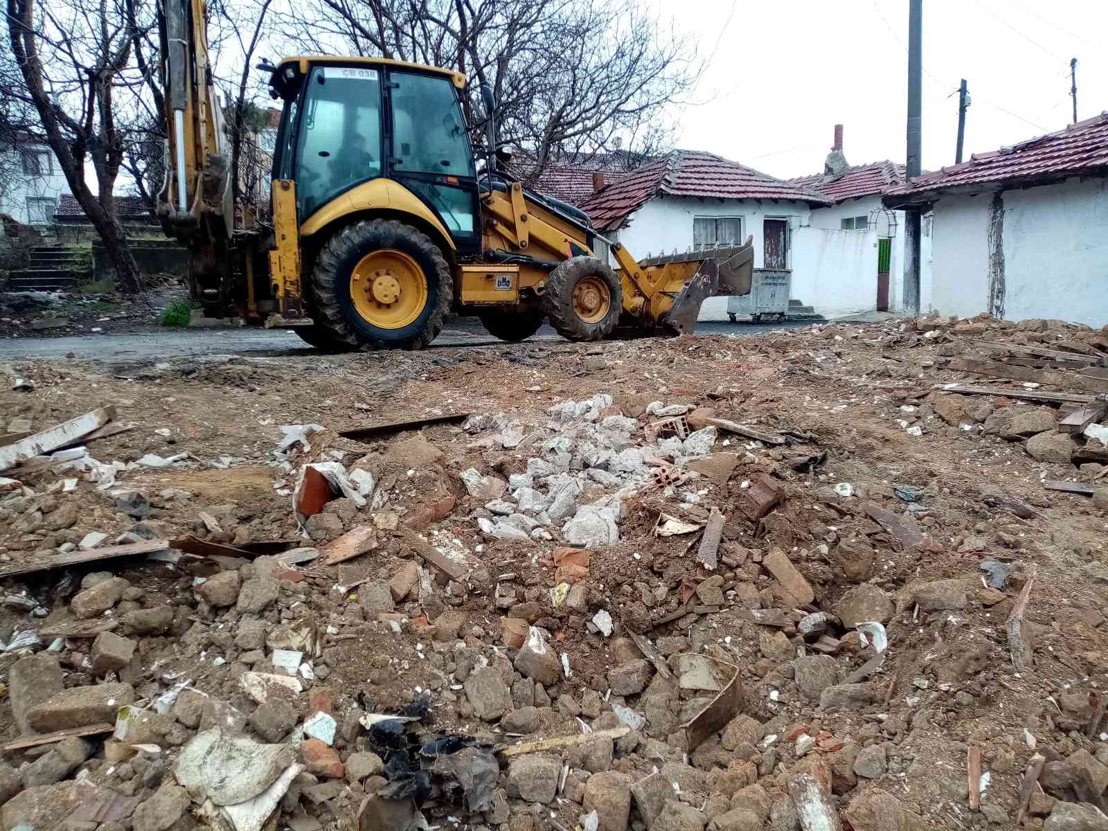 Tekirdağ’ın Çorlu ilçesinde uyuşturucu bağımlılarının uğrak mekanı haline gelen metruk bina, kepçe vasıtasıyla yıkıldı. Hıdırağa Mahallesi Kenar ...