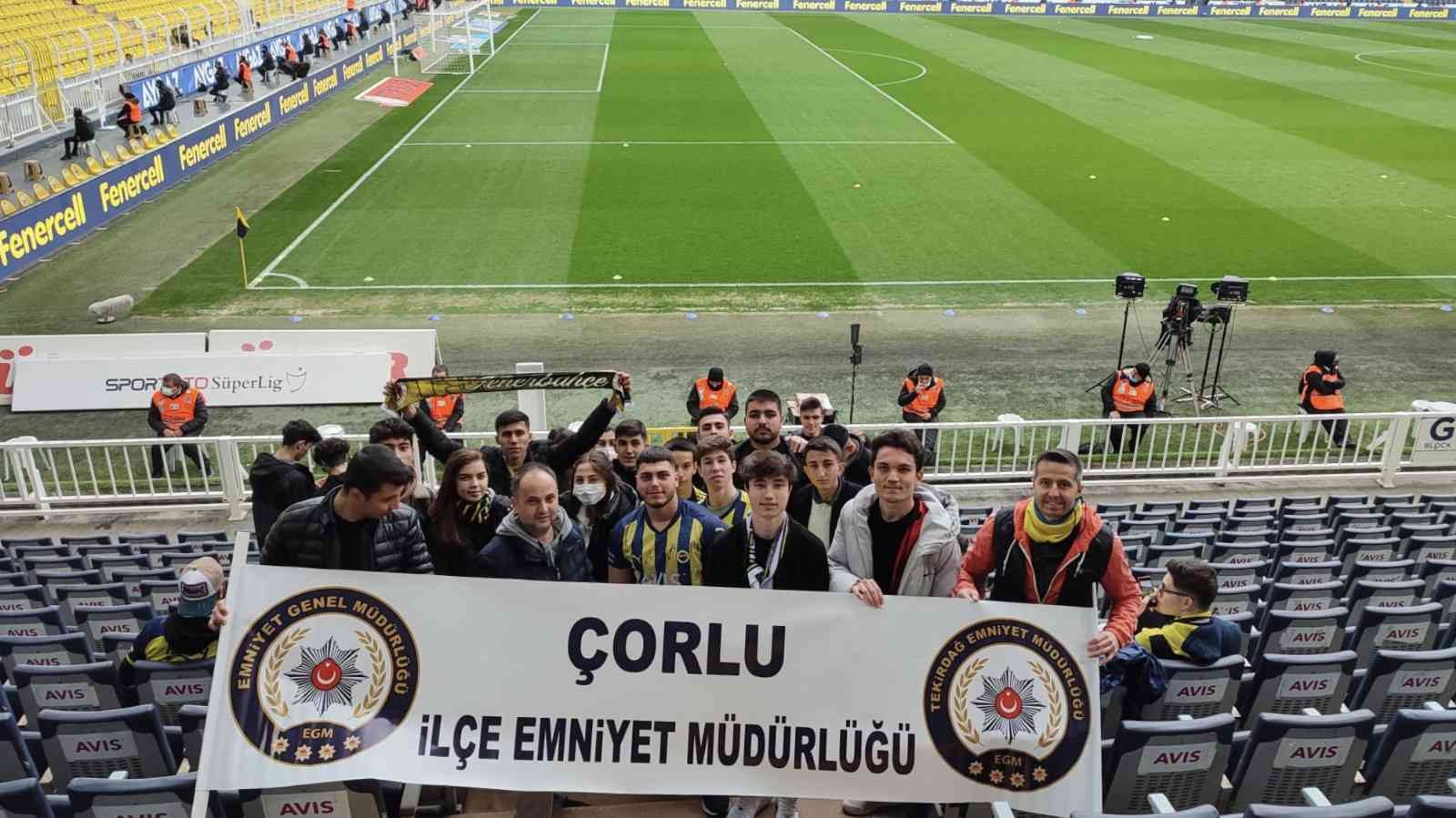 Çorlu Kaymakamlığı Çorlu İlçe Emniyet Müdürlüğü Toplum Destekli Polislik Büro Amirliği organizasyonu ile Çorlu’da ikamet eden 25 çocuk Fenerbahçe ...