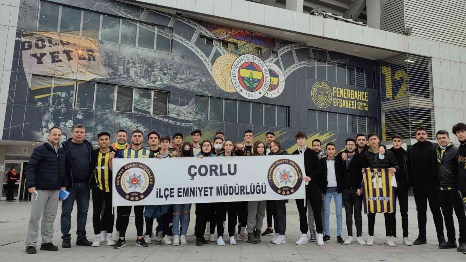 Çorlu Kaymakamlığı Çorlu İlçe Emniyet Müdürlüğü Toplum Destekli Polislik Büro Amirliği organizasyonu ile Çorlu’da ikamet eden 25 çocuk Fenerbahçe ...