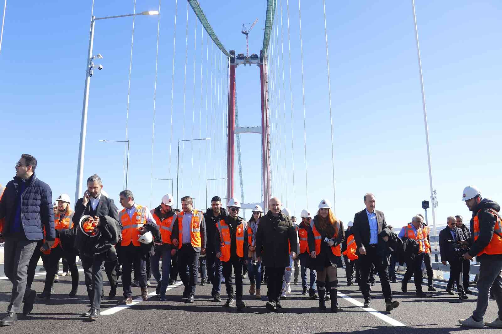 Ulaştırma ve Altyapı Bakanı Adil Karaismailoğlu, 26 Şubat’ta hizmete girecek olan 1915 Çanakkale Köprüsü’ndeki son çalışmaları yerinde incelemek ...