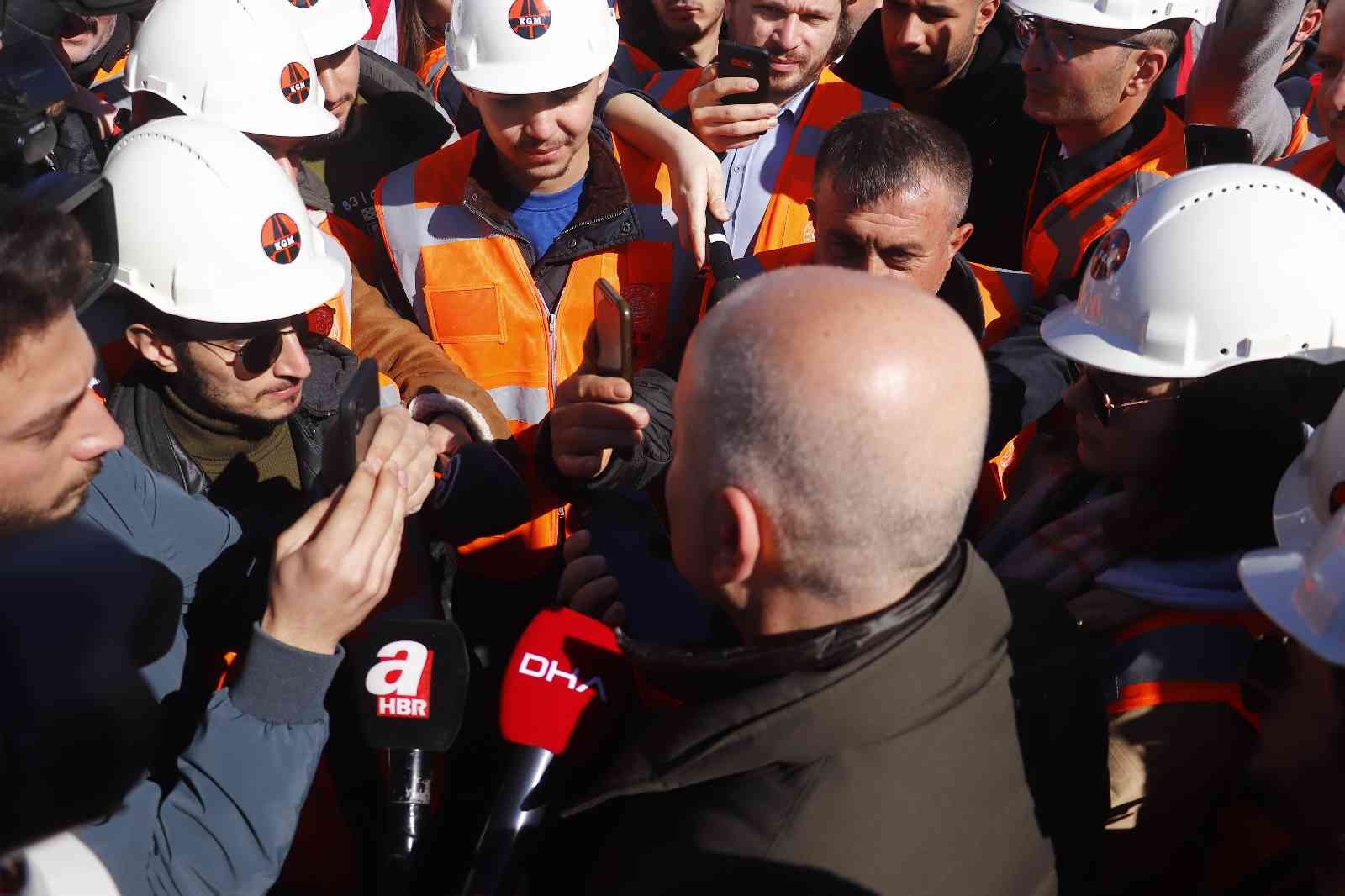 Ulaştırma ve Altyapı Bakanı Adil Karaismailoğlu, 26 Şubat’ta hizmete girecek olan 1915 Çanakkale Köprüsü’ndeki son çalışmaları yerinde incelemek ...