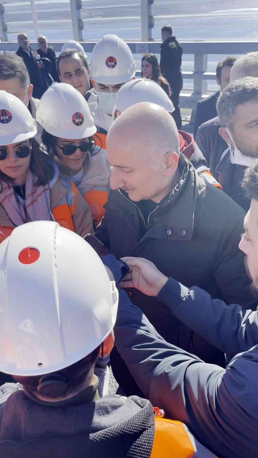 Ulaştırma ve Altyapı Bakanı Adil Karaismailoğlu, 26 Şubat’ta hizmete girecek olan 1915 Çanakkale Köprüsü’ndeki son çalışmaları yerinde incelemek ...