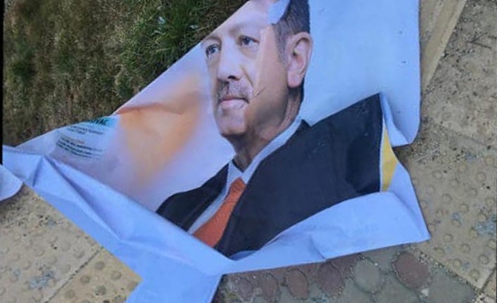 Tekirdağ’da Cumhurbaşkanı Recep Tayyip Erdoğan’ın billboardlardaki afişini yırtan şahıs gözaltına alındı. Olay, Kapaklı ilçesi İsmetpaşa ...