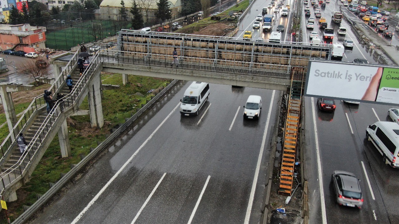 İstanbul ulaşımının ana damarlarından biri olan D-100 karayolundaki ilginç merdiven görenleri hayrete düşürüyor. İstanbul Büyükşehir Belediyesi ...