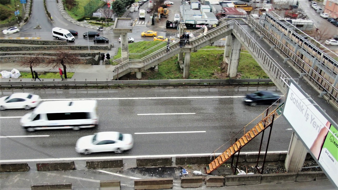 İstanbul ulaşımının ana damarlarından biri olan D-100 karayolundaki ilginç merdiven görenleri hayrete düşürüyor. İstanbul Büyükşehir Belediyesi ...