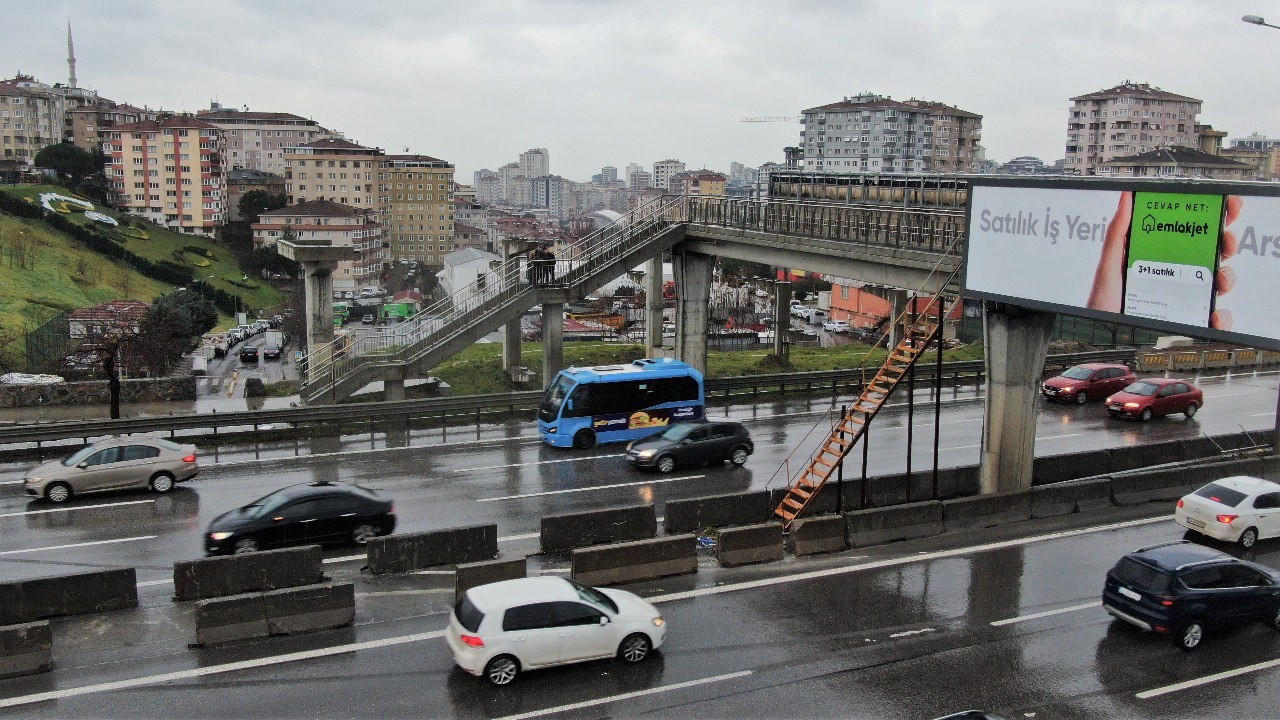 İstanbul ulaşımının ana damarlarından biri olan D-100 karayolundaki ilginç merdiven görenleri hayrete düşürüyor. İstanbul Büyükşehir Belediyesi ...