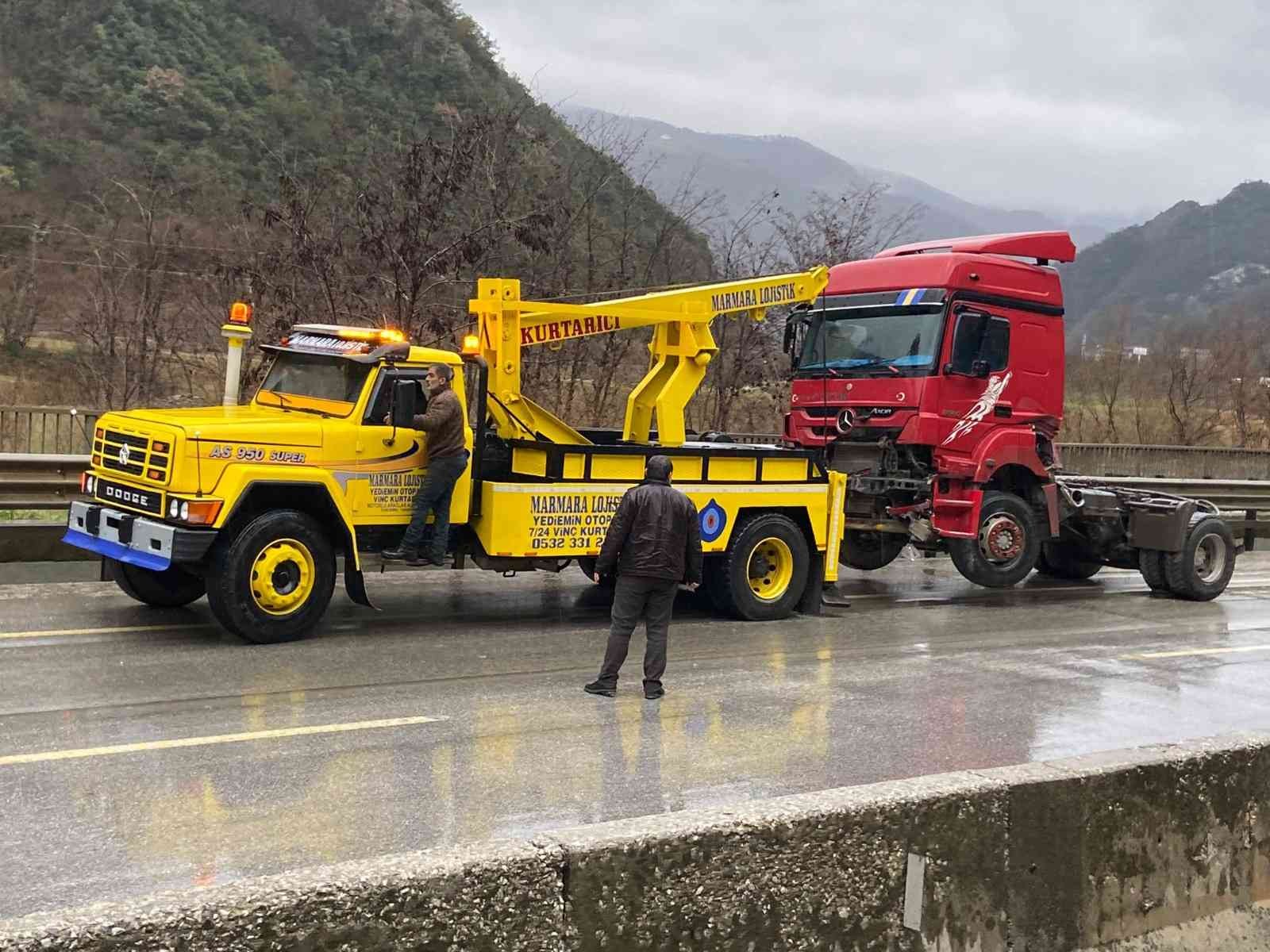 Sakarya’nın Geyve ilçesi D650 karayolunda sürücüsünün kontrolünden çıkan tır, korku dolu anlar yaşattı. Beton bariyerlere çarpan tır devrilirken ...