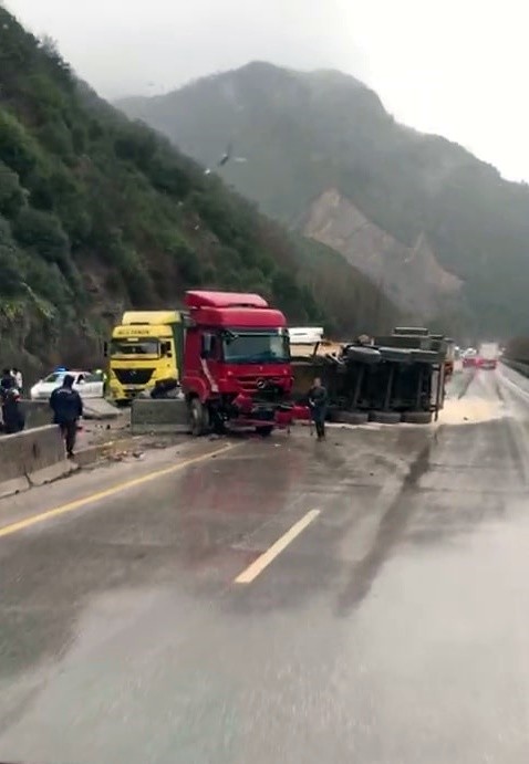 Sakarya’nın Geyve ilçesi D650 karayolunda sürücüsünün kontrolünden çıkan tır, korku dolu anlar yaşattı. Beton bariyerlere çarpan tır devrilirken ...