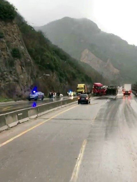 Sakarya’nın Geyve ilçesi D650 karayolunda sürücüsünün kontrolünden çıkan tır, korku dolu anlar yaşattı. Beton bariyerlere çarpan tır devrilirken ...