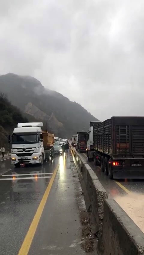 Sakarya’nın Geyve ilçesi D650 karayolunda sürücüsünün kontrolünden çıkan tır, korku dolu anlar yaşattı. Beton bariyerlere çarpan tır devrilirken ...