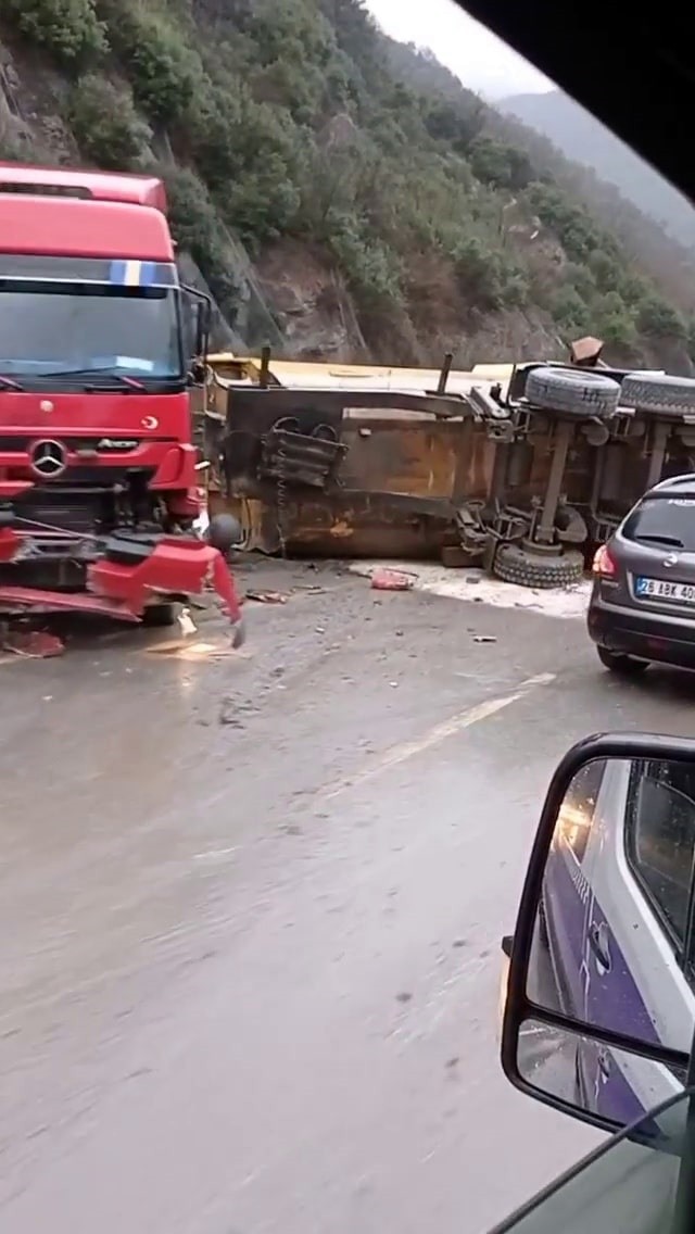 Sakarya’nın Geyve ilçesi D650 karayolunda sürücüsünün kontrolünden çıkan tır, korku dolu anlar yaşattı. Beton bariyerlere çarpan tır devrilirken ...