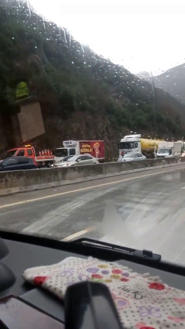 Sakarya’nın Geyve ilçesi D650 karayolunda sürücüsünün kontrolünden çıkan tır, korku dolu anlar yaşattı. Beton bariyerlere çarpan tır devrilirken ...