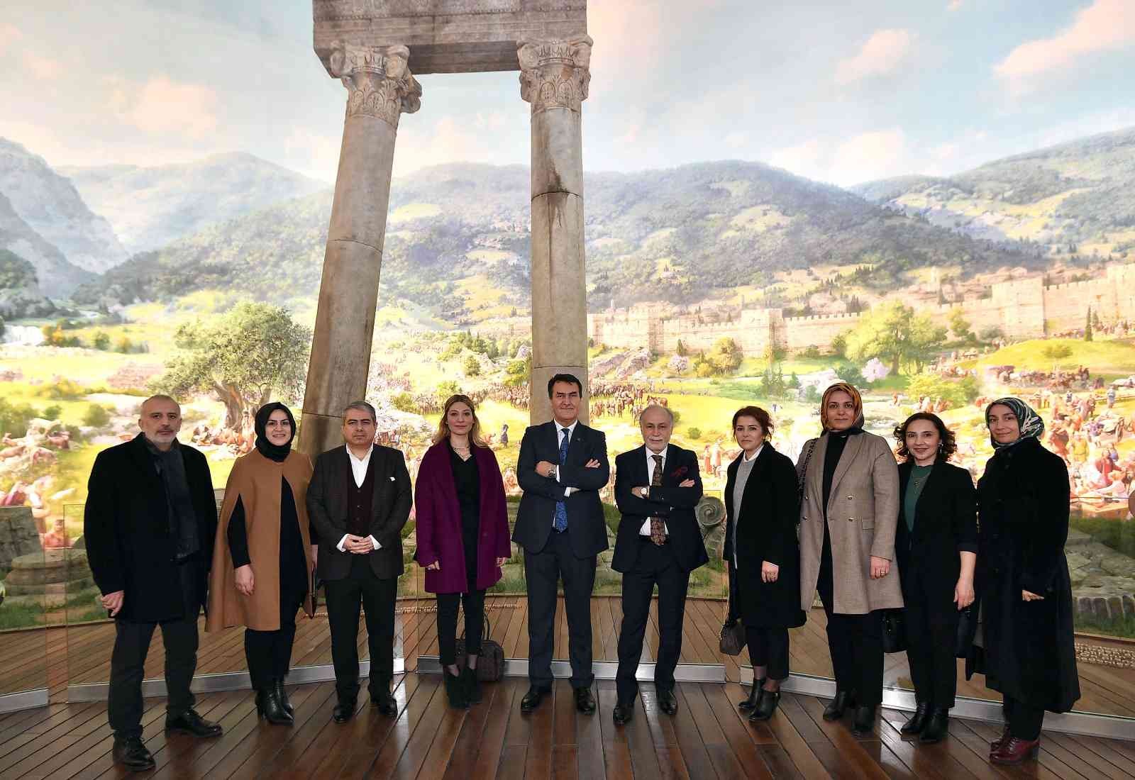 Osmangazi Belediye Başkanı Mustafa Dündar, ziyaret için gelen Darülaceze Başkanı Hamza Cebeci ve yönetim kurulu üyelerini Panorama 1326 Bursa ...