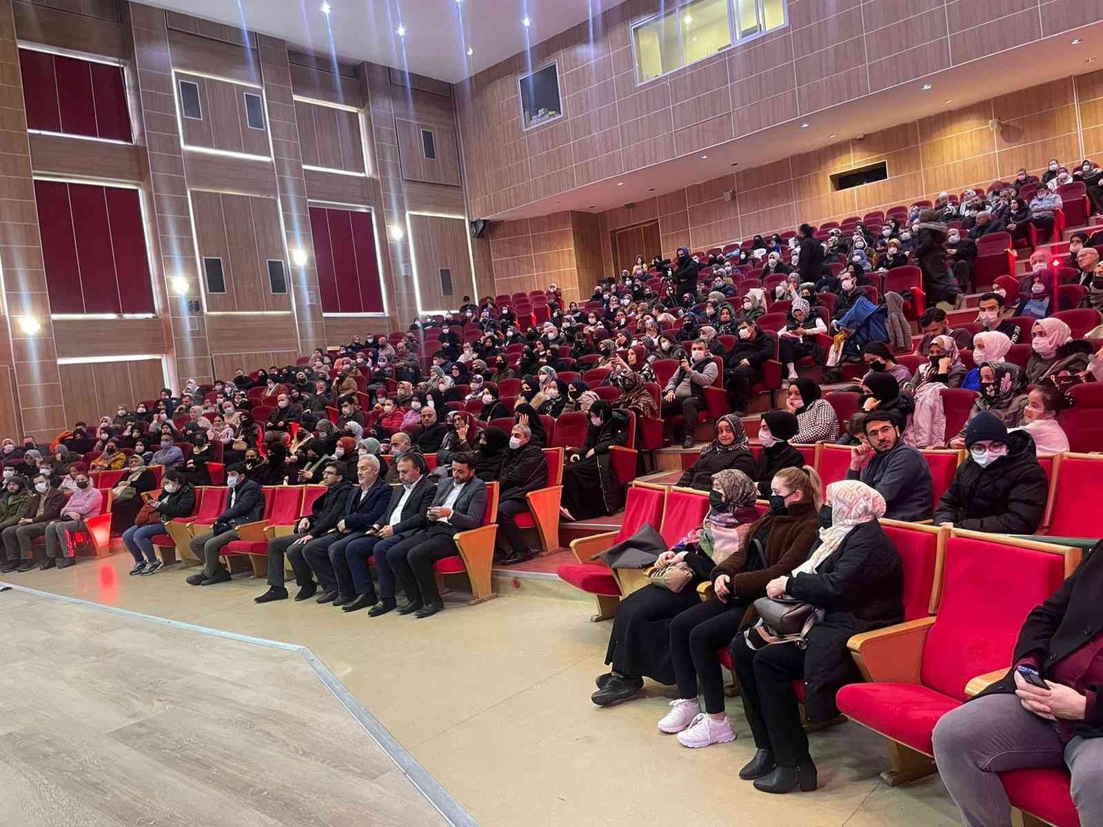 Bayrampaşa Belediyesi’nin kültür etkinlikleri kapsamında Bayrampaşalılar ile buluşan şair Dursun Ali Erzincanlı, okuduğu şiirler ve Peygamber ...