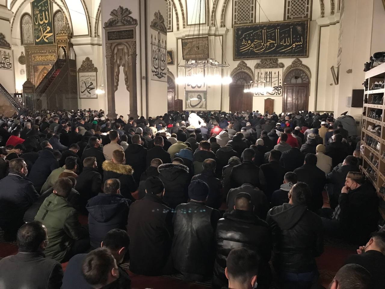 Bursa’da Miraç Kandilinde camiler doldu taştı. Peygamber Efendimiz Hazreti Muhammed’in Allah’ın huzuruna yükseldiği gece olarak kabul edilen ...