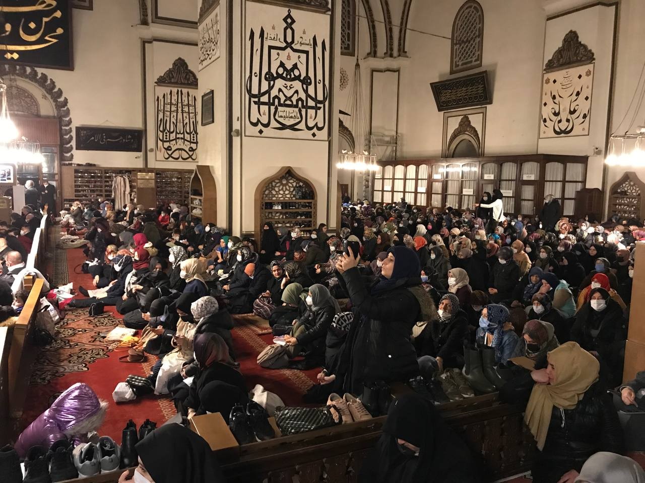 Bursa’da Miraç Kandilinde camiler doldu taştı. Peygamber Efendimiz Hazreti Muhammed’in Allah’ın huzuruna yükseldiği gece olarak kabul edilen ...