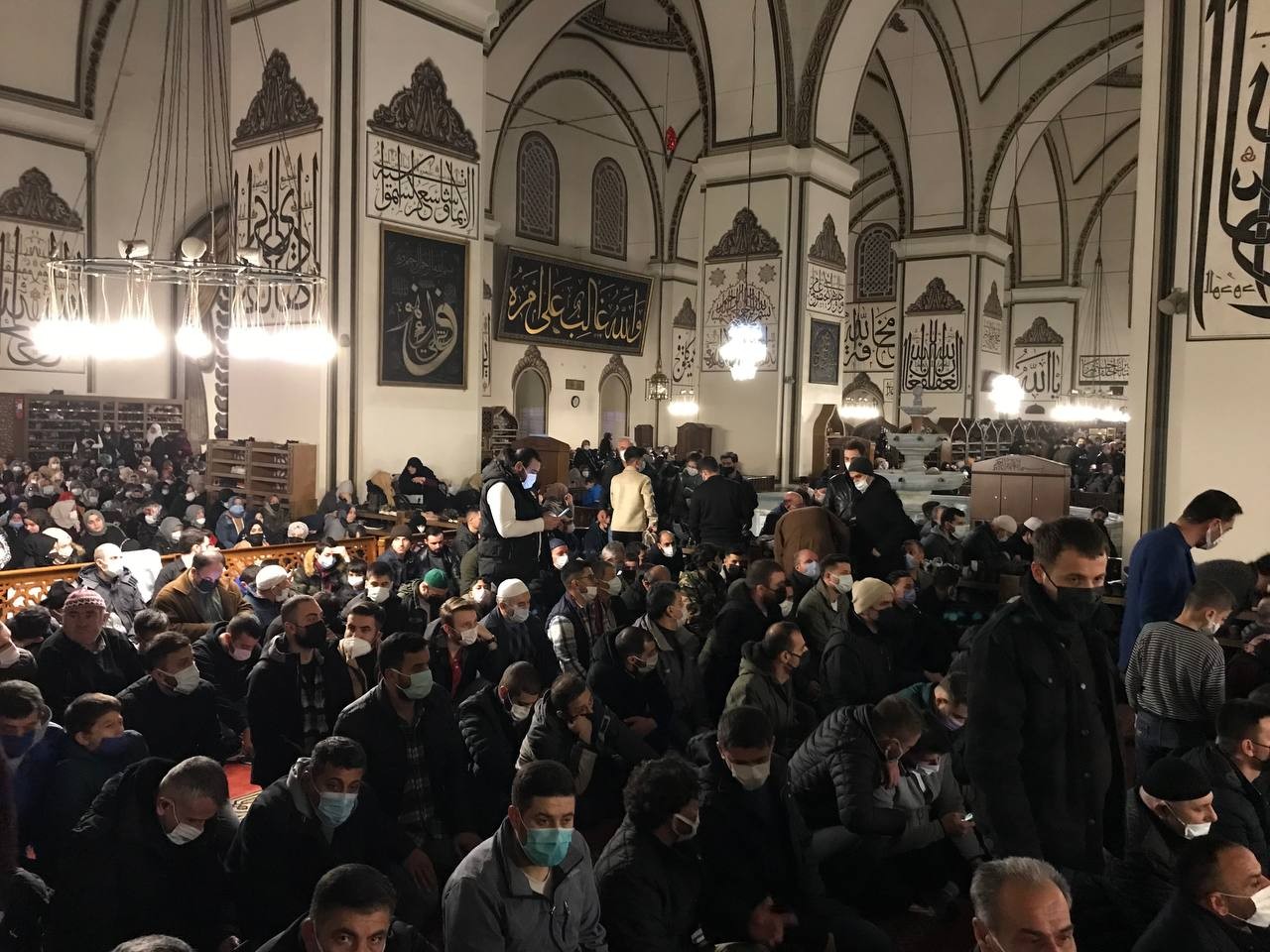 Bursa’da Miraç Kandilinde camiler doldu taştı. Peygamber Efendimiz Hazreti Muhammed’in Allah’ın huzuruna yükseldiği gece olarak kabul edilen ...