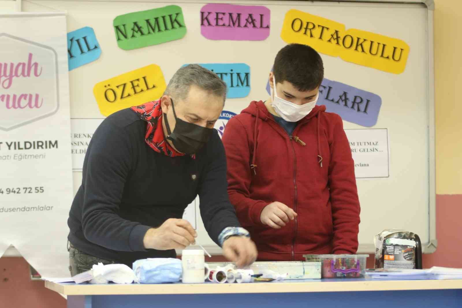 Ebru sanatını gelecek nesillere aktarmak isteyen emekli öğretmen Levent Yıldırım, bugüne kadar 40 okulu gezerek binlerce öğrenciye eğitim verdi ...