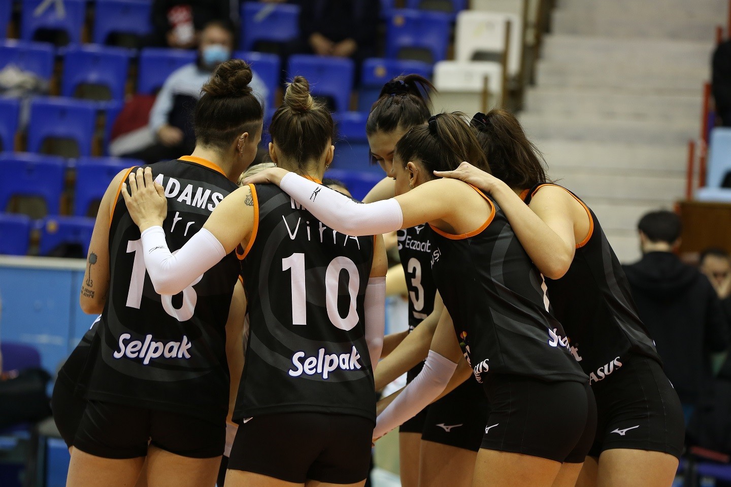 CEV Kupası yarı final karşılaşmasında, Romanya’nın CSM Volei Alba Blaj takımıyla oynayan Eczacıbaşı Dynavit Voleybol Takımı, rakibini deplasmanda ...