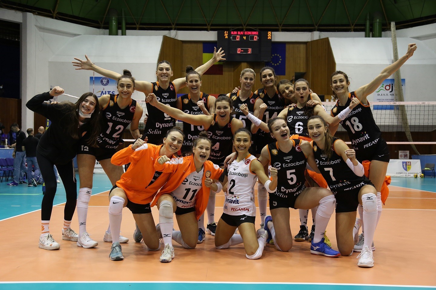 CEV Kupası yarı final karşılaşmasında, Romanya’nın CSM Volei Alba Blaj takımıyla oynayan Eczacıbaşı Dynavit Voleybol Takımı, rakibini deplasmanda ...