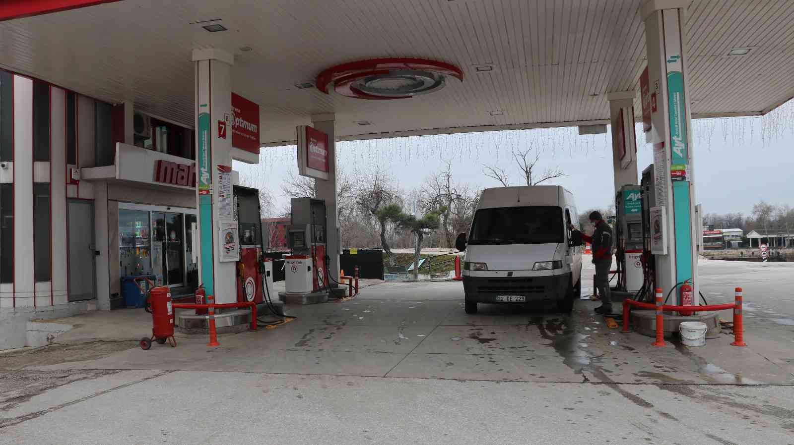 Edirne’de bir akaryakıt istasyonunda meydana gelen hırsızlık olayı saniye saniye güvenlik kamerasına yansıdı. Edinilen bilgiye göre, hırsızlık ...