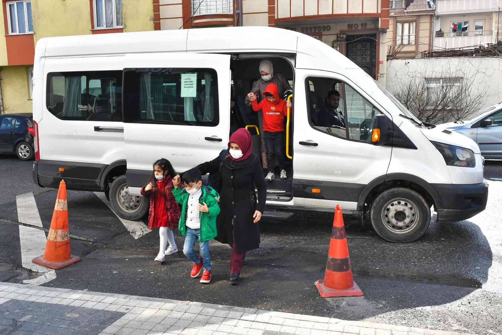 Esenyurt Belediyesi, ilçede yaşayan özel çocuklar için ‘Özel Çocuk Şenliği’ düzenledi. Aileleriyle birlikte şenliğe katılan çocuklar, tiyatro ...